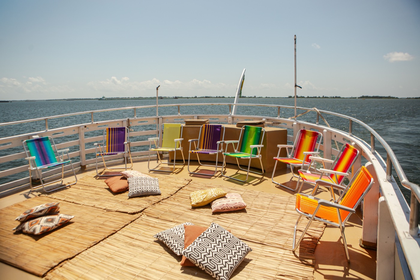 Deck com cadeiras de praia