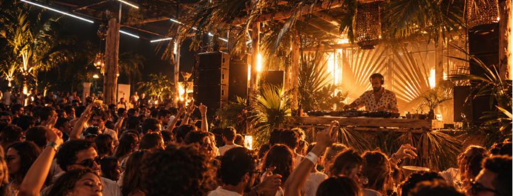 Pista lotada com DJ à noite