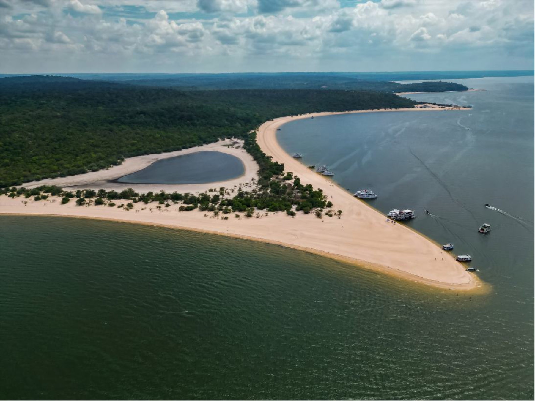Faixa de areia branca entre rio e lago
